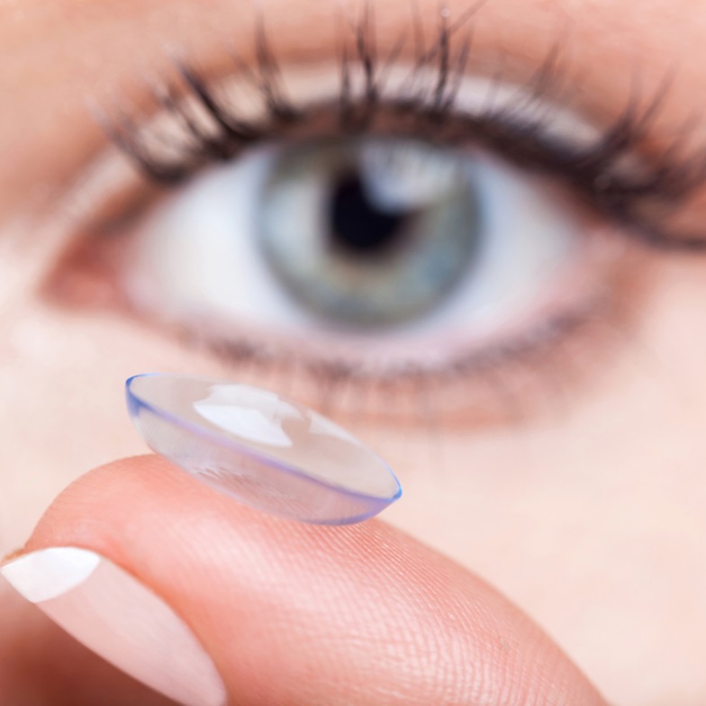 Нужно ли снимать контактные линзы перед ламинированием ресниц